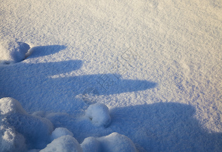 苍白由从后面的阳光雪上现有高海面的阴影冬季自然表层结构所形成的雪下漂浮而神圣的雪有质感冰背景图片