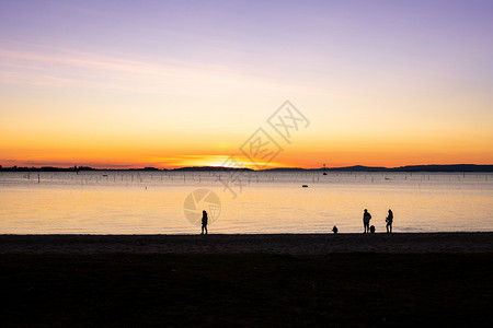 塔里亚斯太阳海滩日落景平静西班牙加利亚美丽的海洋景观图片