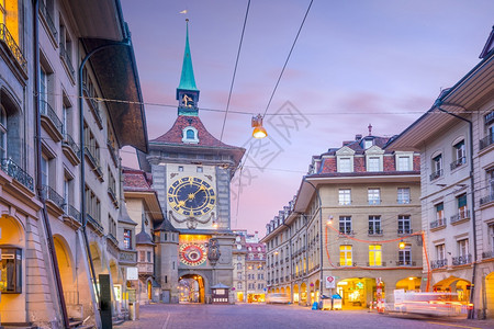 窗户钟楼Kramgasse街的Zytglogge时钟塔在瑞士伯尔尼市中心黄昏时有购物区世界图片