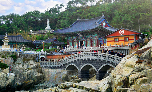 许多游客参观了韩国釜山的海东永贡萨寺庙著名的目地标图片