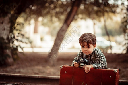 可爱小男孩站在废弃铁路上图片