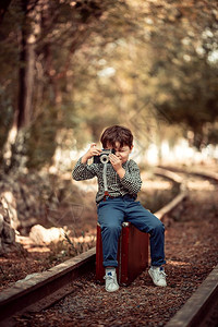 小男孩站在废弃铁路上图片