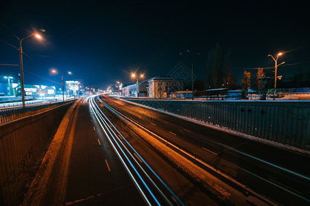 夜晚城市公路光轨图片