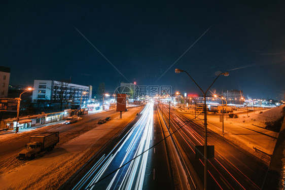 夜晚城市公路光轨图片