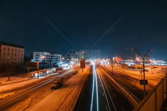 夜晚城市公路光轨图片