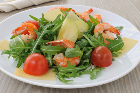 简单的卡路里开胃菜沙律和樱桃西红柿虾苹果片和面粉图片