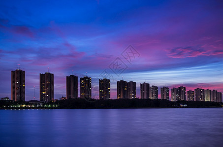 曼谷夕阳天空附近的现代住宅建筑美丽的外观现代住宅楼美丽的外观现代住宅楼阳光早晨城市景观图片