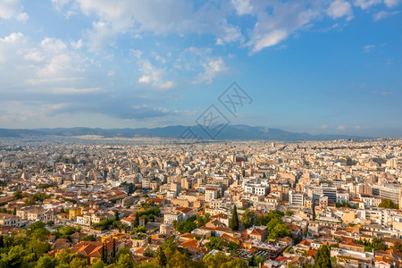 爬坡道都会希腊雅典阳光明媚的夏日雅典有许多屋顶蓝色天空有云在雅典的屋顶上卫城图片