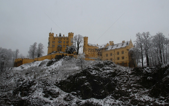 吸引力建筑学施万高Hohenschwangau城堡覆盖在冰雪中Hohenschwangau城堡有雪的新遮盖图片