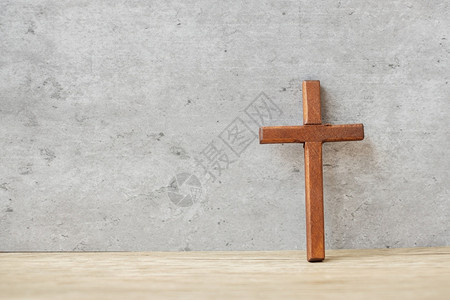 手祈祷上帝基督宗教和信仰概念的祝福在餐桌背景上的木桩交叉祈祷黑色的宗教图片