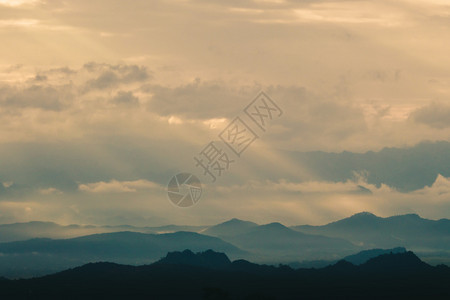 黎明森林场景山上美丽的日出缅甸风景与太阳在橙色乌云中照亮图片