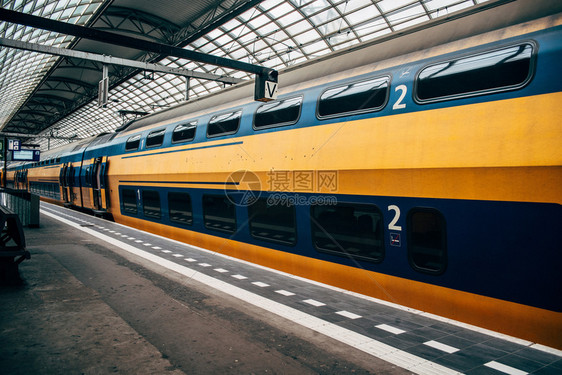 城市间客运输火车列路旅行工业的图片