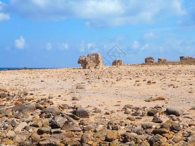 海浪景西里岛岩石海岸的景象山图片
