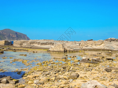 冲浪结石冒险西里岛岩石海岸的景象图片