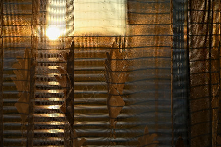 百叶窗下的落日图片