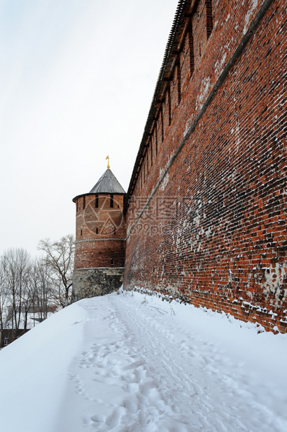 爬坡道城市的陡俄罗斯冬季的NizhnyNovgorod克里姆林宫墙和塔楼图片