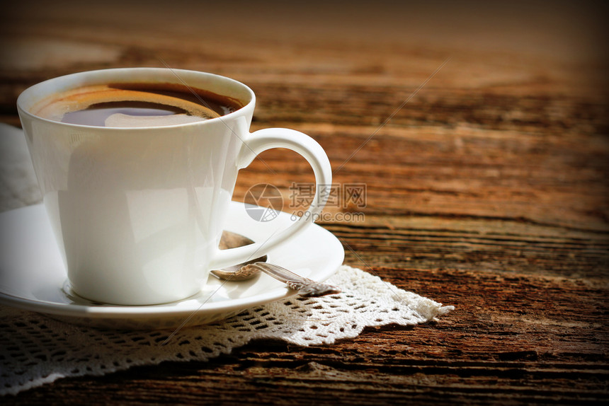 卡布奇诺生锈木制桌上的白咖啡杯生锈木制桌子上的白咖啡杯质地泡沫图片