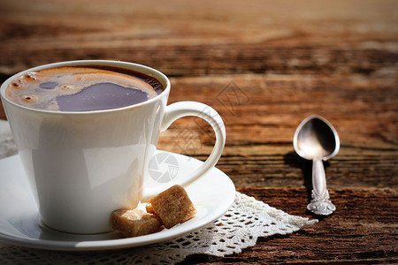 店铺早餐生锈木制桌上的白咖啡杯生锈木制桌子上的白咖啡杯木制图片
