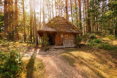 座位农村地区老房子里加拉脱维亚农村地区旧房子旅行屋顶乡村高清图片素材