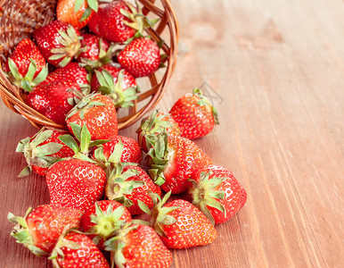 成熟新鲜草莓配有叶子的新鲜草莓篮中健康食品和鲜草莓乡村生活图片