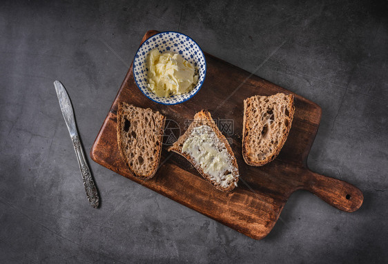 木桌背景上新鲜的青菜面包白色的食物酵母图片