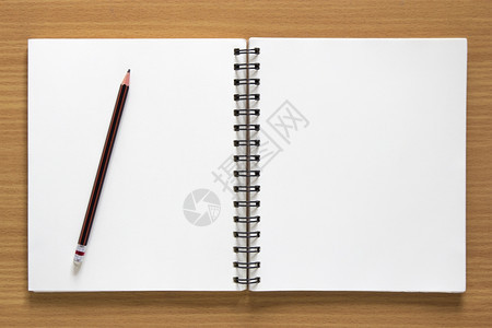 桌子粘合剂笔记本木上的空白螺旋笔纸和铅图片