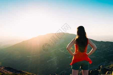 远足女人看着山上的日落路线女孩图片