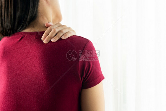 脊背感到疼痛的女性图片