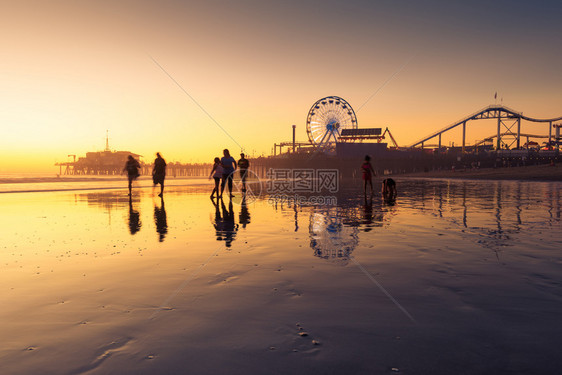 运动旅游的支撑美国加利福尼亚州圣莫妮卡海滩和码头日落图片