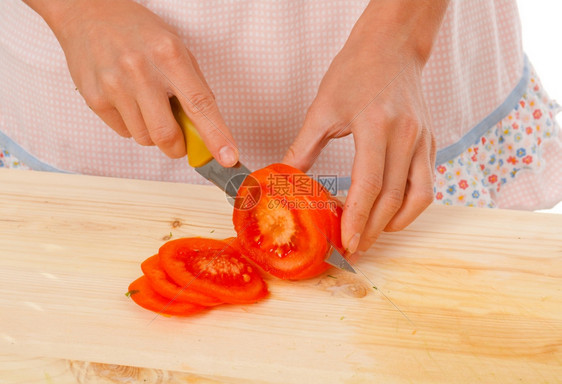 刀刻板印象准备西红柿工作室白背景家庭主妇烹饪图片