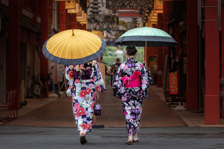 人们秋天年轻的穿和服带伞美丽日本女孩图片