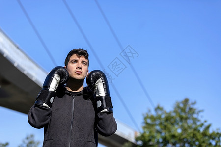 身体的拳击手公园户外运动健壮青年员进行拳击练习常设图片