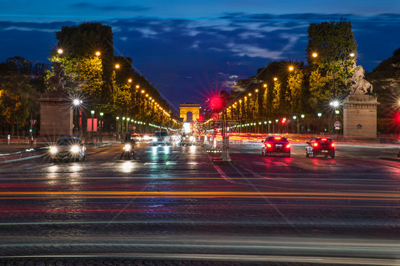 晚上路旅游法国巴黎Triumph和ChampsElysees的拱门图片