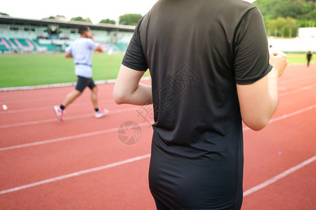 女在运动体育场参加比赛的妇女锻炼运动员轮廓图片