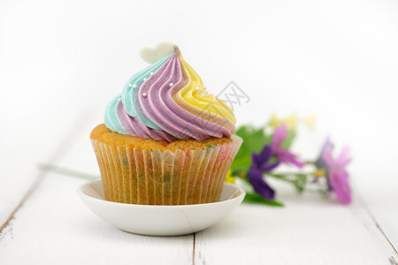 奶油庆典Cupcake饼的装饰美极了光亮明AF点选择彩虹图片