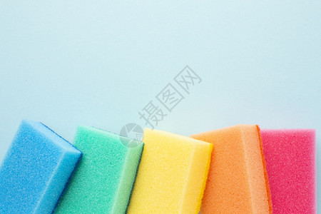 洗涤带复制空间的彩色海绵最小蓝图片