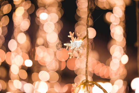 圣诞灯背景光模糊的bokeh树金的装饰品图片