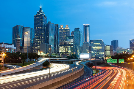 美国亚特兰大乔治州市中心高速公路上的车灯模糊城市景观建筑物户外图片