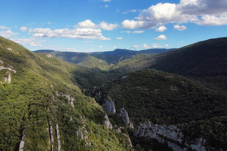 岩石在西班牙卡斯蒂利亚里昂的布尔戈斯省CastillayLeon在西班牙卡斯蒂利亚里昂的伯戈斯省柏州卡蒂利亚里昂的一个峡谷和穿过图片