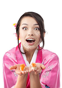 美丽的日本年轻女子用两对棍吃寿司的肖像在白色背景上穿着传统喜莫诺服饰她们穿着白色背景的衣服仅有垂直食物图片