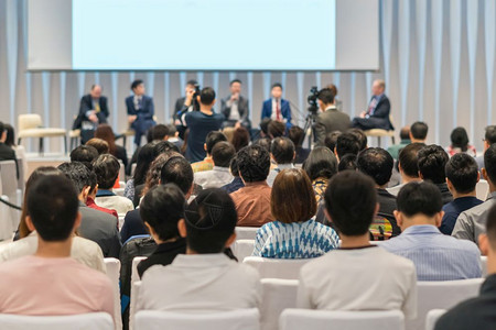 展示在舞台上发言并重视会议厅或研讨上的观众商业和关于投资概念的教育演讲人商业与教育投资概念沟通亚洲图片