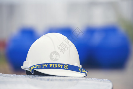 目的工作为建筑程保护地人建造硬帽安全工具设备以达到工程保护标准许多带有复印版空间工程建设概念的硬帽子头盔挂在行列上安装许多带复制图片