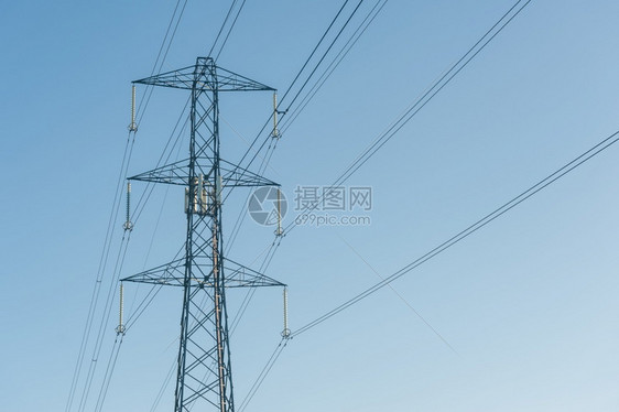 供应伏特高压电线对着蓝色天空有复制间蓝色的图片