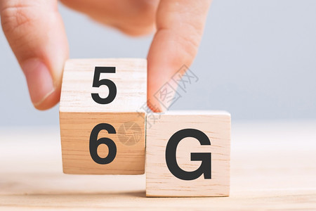 奔驰G无线的商人手将木制块从5G改变为6G手机移动通信技术网络社交媒体和数字概念的生成由5G改变为6G生长网络空间背景