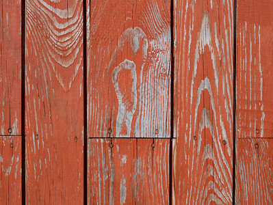 击损害旧木钉在阳光下用带壳红漆固定栅栏的细节带壳漆木栅栏碎片带壳漆的木栅栏碎片钉子图片