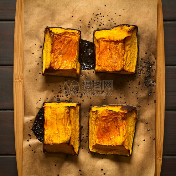 季节匈牙利传统秋天小吃上面顶含焦糖的烧烤薄粉和焦糖用自然光照黑木头橙焗图片