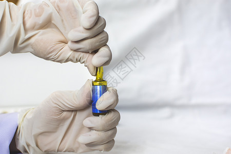 维他命医生的手正在打开药丸瓶Corona治疗概念Covid19剂量液体图片