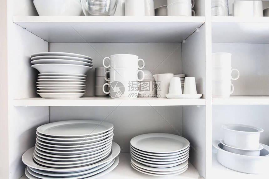 环境瓷厨房里有白色陶器的橱柜各种干净的盘子厨房里有白色陶器的橱柜各种干净的盘子木制图片
