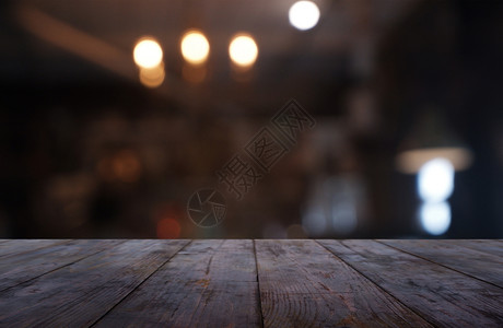 在咖啡馆和店内部的抽象模糊背景面前的空暗黑木桌可用于展示或调制产品图像Views您的剪辑木头图片