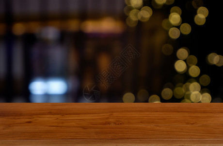 在咖啡馆和店内部的抽象模糊背景面前的空暗黑木桌可用于展示或调制产品图像Views木制的广告散焦图片